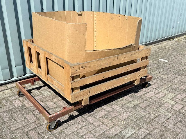 Rolkar, transportkar, kist + grote doos. - afbeelding 1 van  3