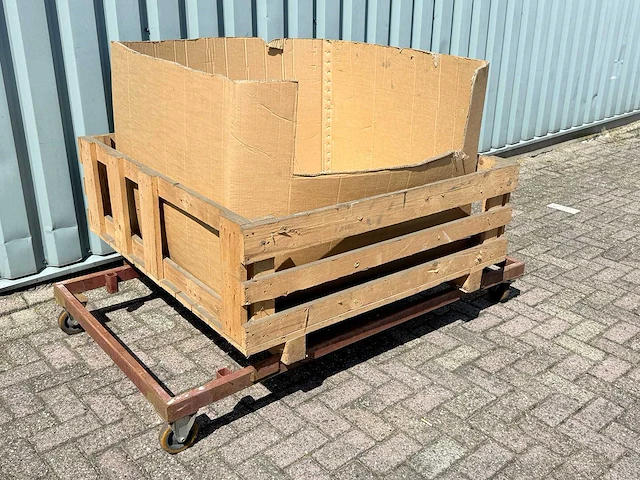 Rolkar, transportkar, kist + grote doos. - afbeelding 3 van  3