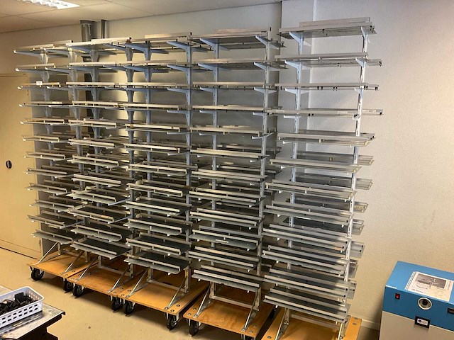 Rolkarren met mallen (5x) - afbeelding 1 van  4