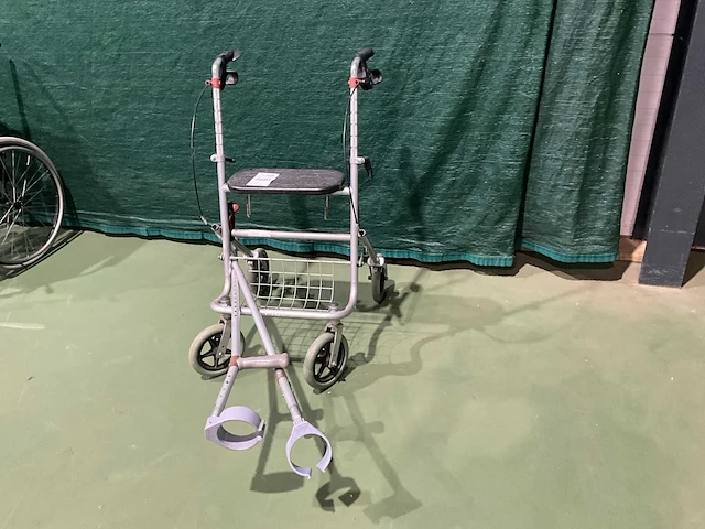 Rollator en krukken - afbeelding 2 van  4