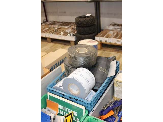 Rollen tape en folie in kunststof krat - afbeelding 2 van  3