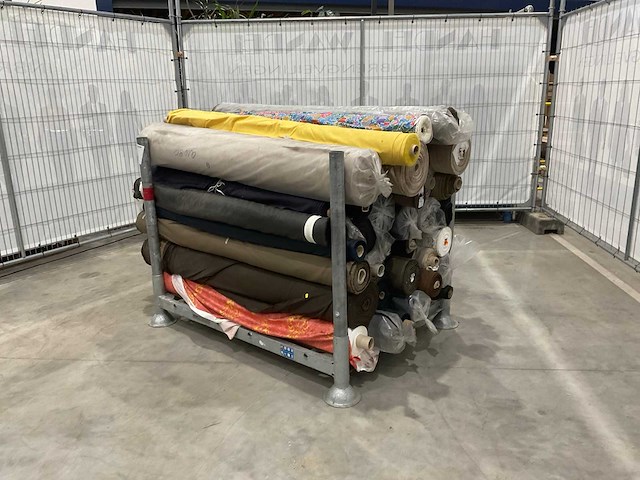 Rollen textiel - afbeelding 1 van  9