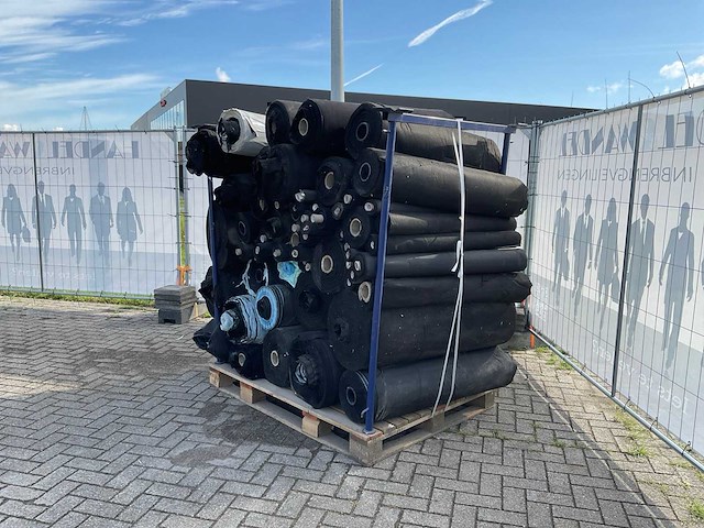Rollen textiel - afbeelding 1 van  8