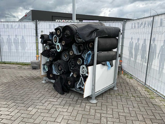Rollen textiel - afbeelding 1 van  7