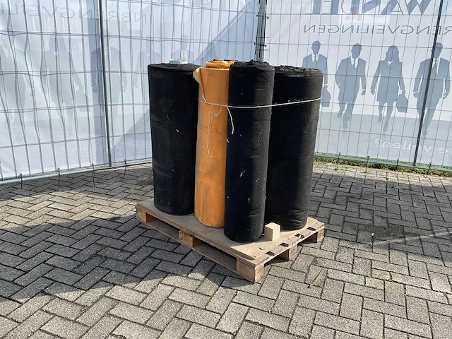 Rollen textiel - afbeelding 1 van  9