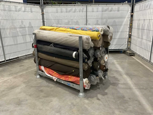 Rollen textiel - afbeelding 1 van  9