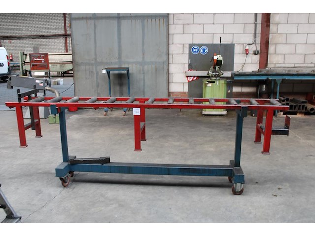 Rollenbank op verrijdbaar onderstel. afmeting 300 x 40 cm. hoogte op onderstel 102 cm. - afbeelding 1 van  2