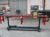Rollenbank op verrijdbaar onderstel. afmeting 300 x 40 cm. hoogte op onderstel 102 cm. - afbeelding 1 van  2