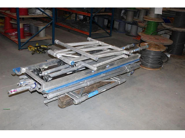 Rolsteiger asc gedemonteerd op pallet. met vier zijdelen, opzetstuk, schoren, diagonalen en loopplank - afbeelding 1 van  2