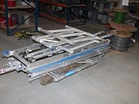 Rolsteiger asc gedemonteerd op pallet. met vier zijdelen, opzetstuk, schoren, diagonalen en loopplank
