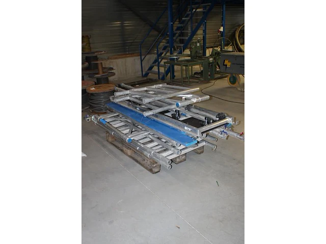 Rolsteiger asc gedemonteerd op pallet. met vier zijdelen, opzetstuk, schoren, diagonalen en loopplank - afbeelding 2 van  2