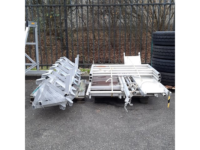 Rolsteiger in onderdelen en 2x metalen frame, o.a zarges - afbeelding 1 van  7