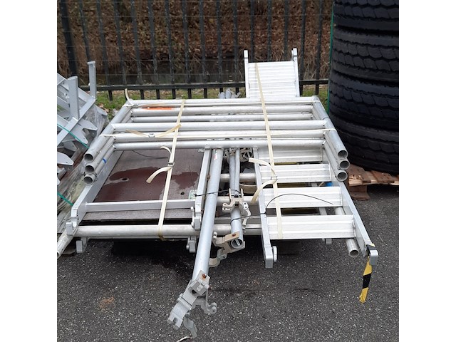 Rolsteiger in onderdelen en 2x metalen frame, o.a zarges - afbeelding 2 van  7