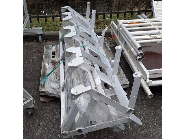 Rolsteiger in onderdelen en 2x metalen frame, o.a zarges - afbeelding 3 van  7