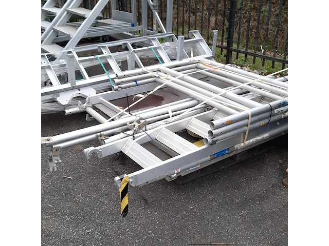 Rolsteiger in onderdelen en 2x metalen frame, o.a zarges - afbeelding 4 van  7
