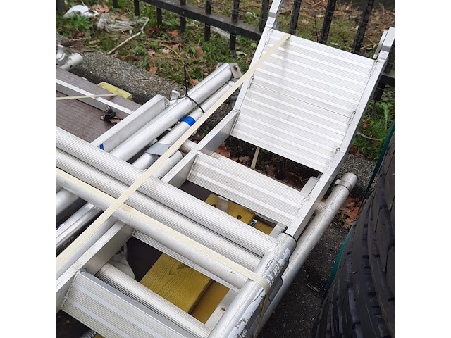 Rolsteiger in onderdelen en 2x metalen frame, o.a zarges - afbeelding 5 van  7