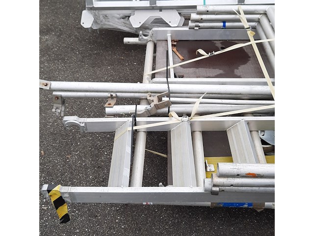 Rolsteiger in onderdelen en 2x metalen frame, o.a zarges - afbeelding 6 van  7