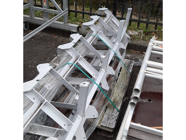 Rolsteiger in onderdelen en 2x metalen frame, o.a zarges - afbeelding 7 van  7