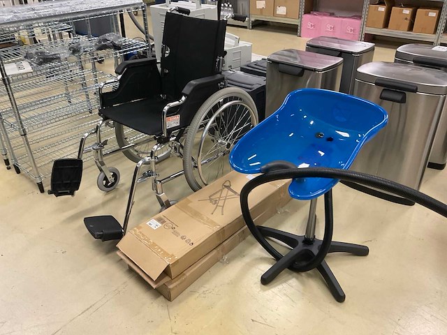 Rolstoel, wasbak en kruk - afbeelding 1 van  5