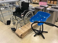 Rolstoel, wasbak en kruk - afbeelding 1 van  5