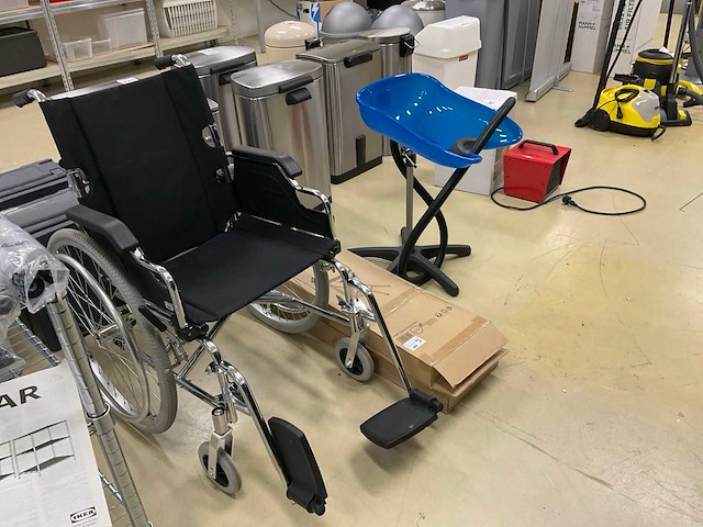 Rolstoel, wasbak en kruk - afbeelding 2 van  5