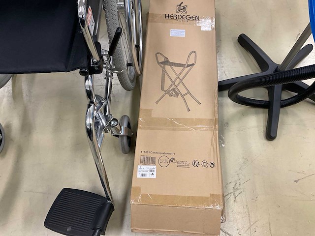 Rolstoel, wasbak en kruk - afbeelding 4 van  5