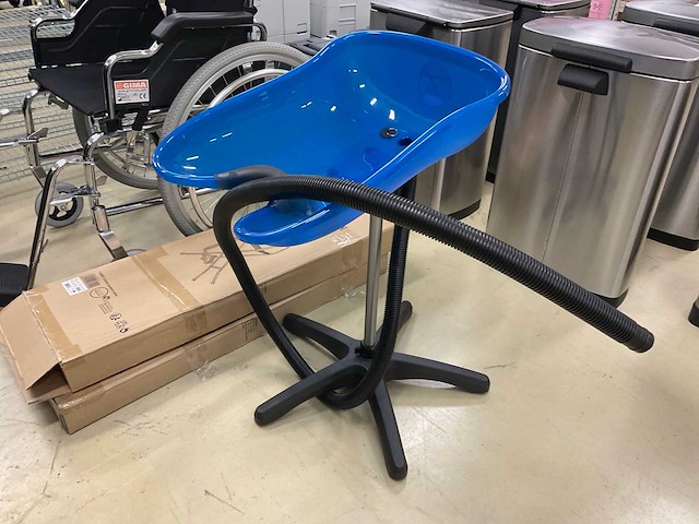 Rolstoel, wasbak en kruk - afbeelding 5 van  5