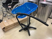 Rolstoel, wasbak en kruk - afbeelding 5 van  5