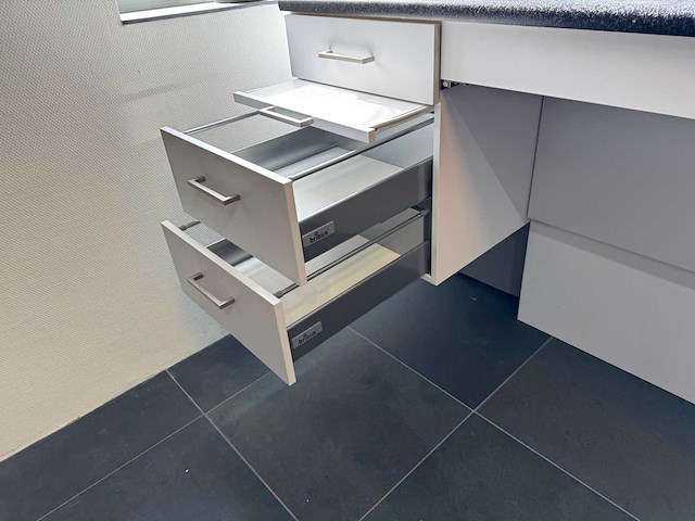 Rolstoelvriendelijke showroomkeuken - afbeelding 25 van  29