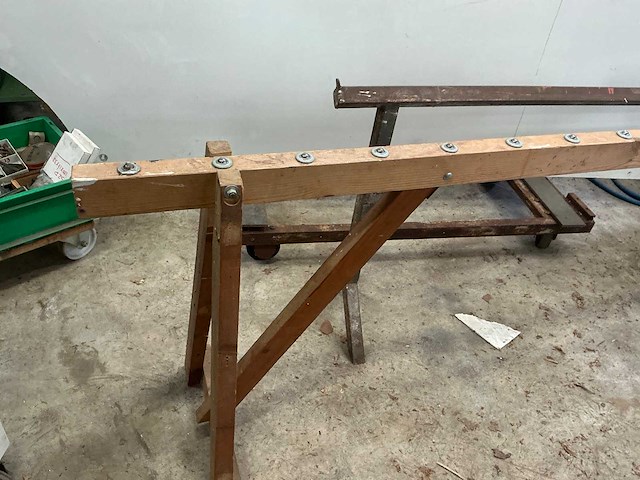 Roltafel en houten bok - afbeelding 3 van  4
