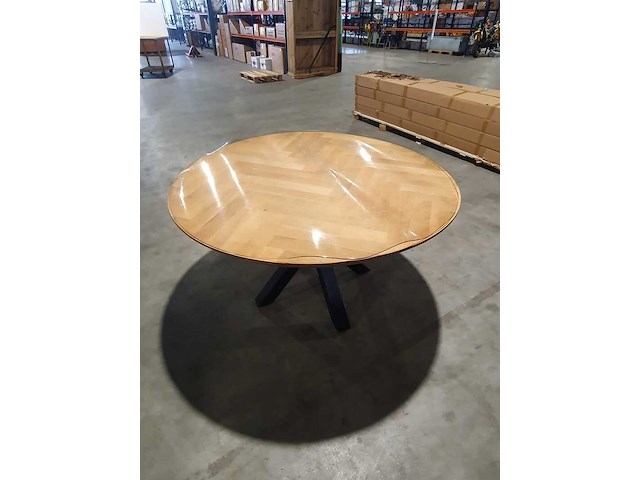 Ronde eiken eettafel – 140 cm – visgraat blad met stalen poot, eiken, 2024 - afbeelding 1 van  6