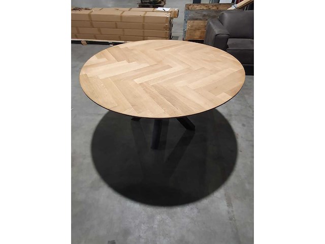 Ronde eiken eettafel – 140 cm – visgraat blad met stalen poot, eiken, 2024 - afbeelding 2 van  6