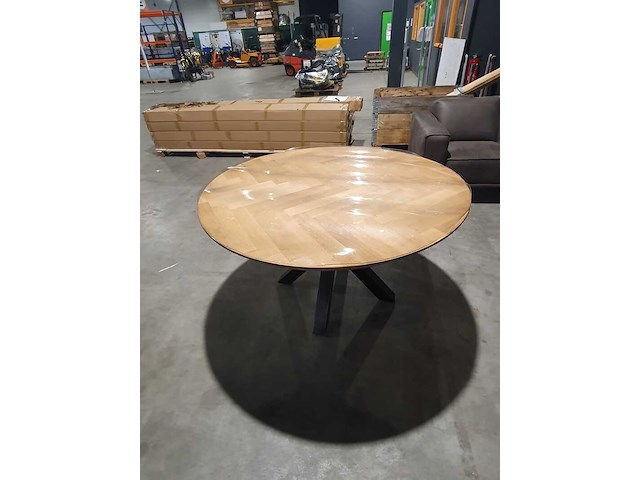 Ronde eiken eettafel – 140 cm – visgraat blad met stalen poot, eiken, 2024 - afbeelding 3 van  6
