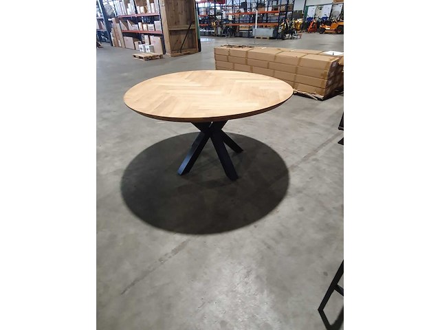 Ronde eiken eettafel – 140 cm – visgraat blad met stalen poot, eiken, 2024 - afbeelding 4 van  6