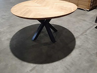 Ronde eiken eettafel – 140 cm – visgraat blad met stalen poot, eiken, 2024 - afbeelding 4 van  6