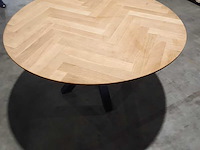 Ronde eiken eettafel – 140 cm – visgraat blad met stalen poot, eiken, 2024 - afbeelding 5 van  6