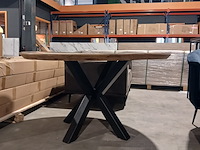 Ronde eiken eettafel – 140 cm – visgraat blad met stalen poot, eiken, 2024 - afbeelding 6 van  6