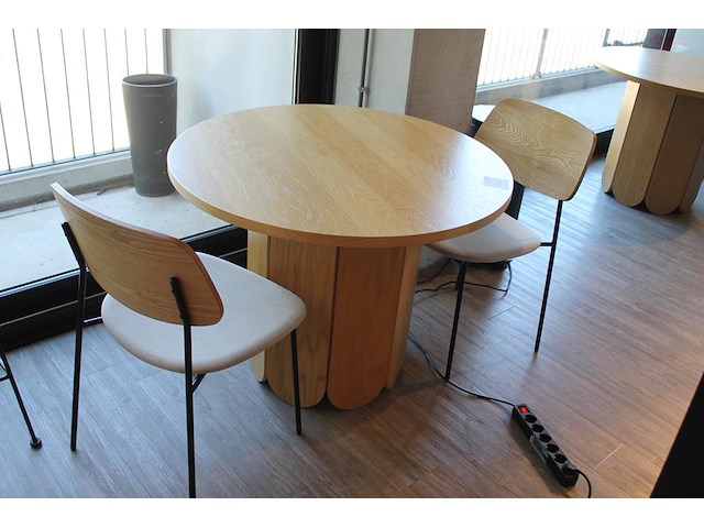 Ronde houten tafel met 2 buisstalen stoelen westwing. tafeldoorsnede 98 cm. hoogte 74 cm. - afbeelding 1 van  2