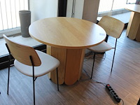 Ronde houten tafel met 2 buisstalen stoelen westwing. tafeldoorsnede 98 cm. hoogte 74 cm. - afbeelding 1 van  2