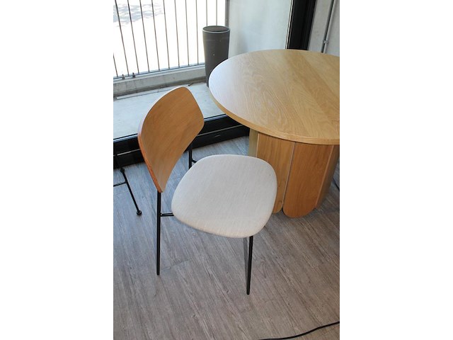 Ronde houten tafel met 2 buisstalen stoelen westwing. tafeldoorsnede 98 cm. hoogte 74 cm. - afbeelding 2 van  2