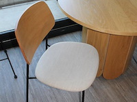 Ronde houten tafel met 2 buisstalen stoelen westwing. tafeldoorsnede 98 cm. hoogte 74 cm. - afbeelding 2 van  2