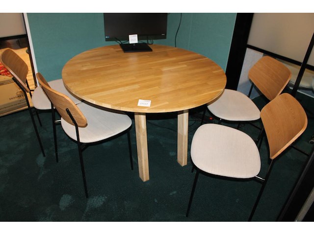 Ronde houten tafel met 4 buisstalen stoelen westwing. tafeldoorsnede 98 cm. hoogte 74 cm. - afbeelding 1 van  3