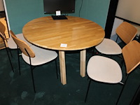 Ronde houten tafel met 4 buisstalen stoelen westwing. tafeldoorsnede 98 cm. hoogte 74 cm. - afbeelding 1 van  3