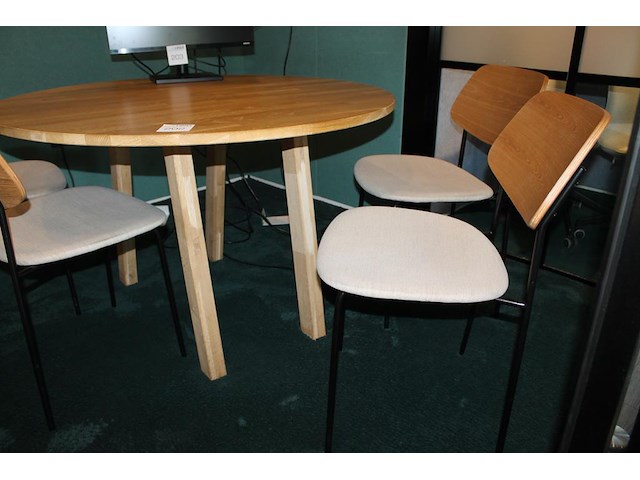 Ronde houten tafel met 4 buisstalen stoelen westwing. tafeldoorsnede 98 cm. hoogte 74 cm. - afbeelding 2 van  3