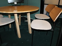 Ronde houten tafel met 4 buisstalen stoelen westwing. tafeldoorsnede 98 cm. hoogte 74 cm. - afbeelding 2 van  3