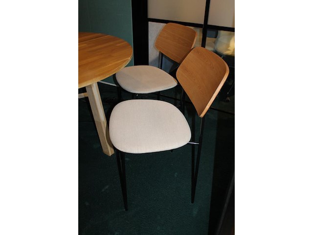 Ronde houten tafel met 4 buisstalen stoelen westwing. tafeldoorsnede 98 cm. hoogte 74 cm. - afbeelding 3 van  3