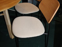 Ronde houten tafel met 4 buisstalen stoelen westwing. tafeldoorsnede 98 cm. hoogte 74 cm. - afbeelding 3 van  3