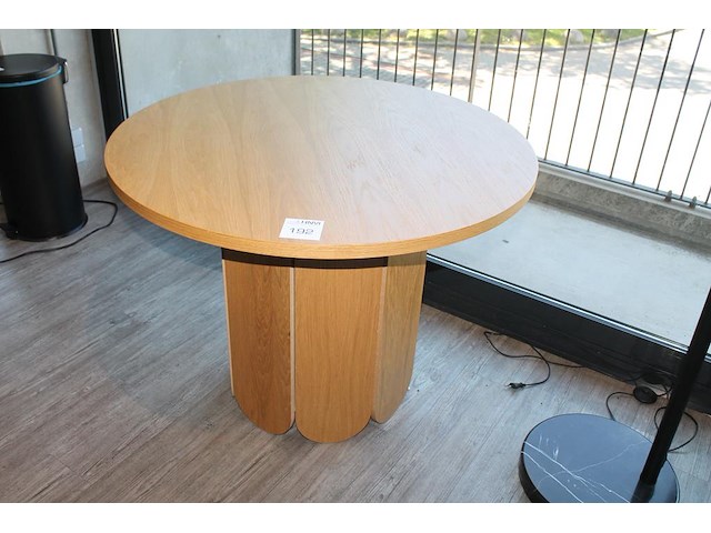 Ronde houten tafel met doorsnede 98 cm. hoogte 74 cm. - afbeelding 1 van  2