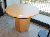 Ronde houten tafel met doorsnede 98 cm. hoogte 74 cm. - afbeelding 1 van  2