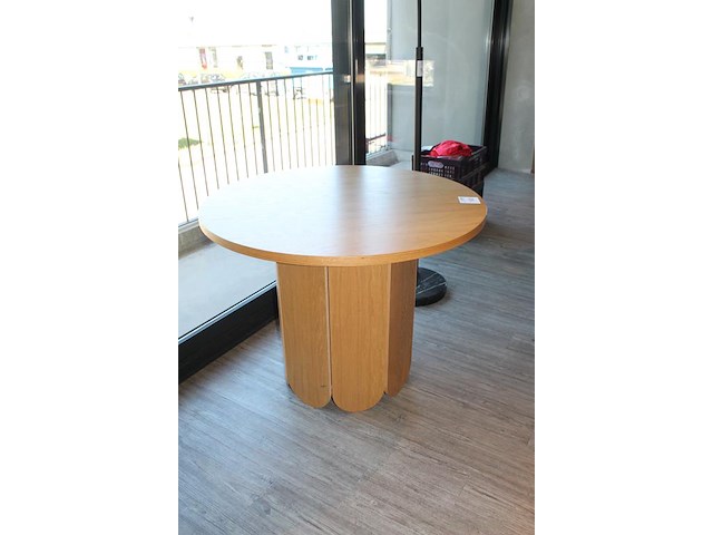 Ronde houten tafel met doorsnede 98 cm. hoogte 74 cm. - afbeelding 2 van  2